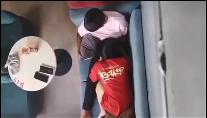 Quay lén cô bạn gái mút mút cho ghệ nơi công cộng