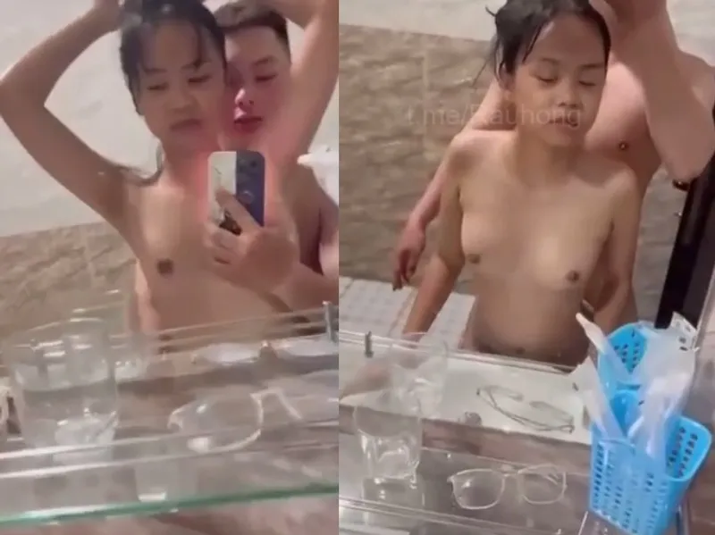 Mảnh khảnh em cùng anh yêu nắc trước gương quay kỉ niệm